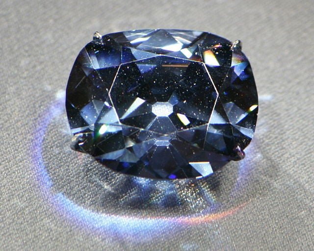 A versão mais conhecida da origem do diamante é a do historiador Richard Kurin, que acredita que o valioso objeto foi adquirido em 1666, pelo comerciante francês Jean-Baptiste Tavernier, que o levou para Paris. 
