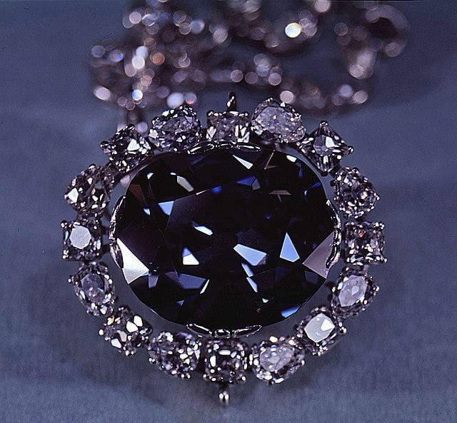 A história do Diamante Hope é cercada de mortes, falências e acontecimentos sobrenaturais ao longo de quatro séculos. Em 10 de novembro de 1958, o cristal de tom azul foi doado ao Instituto Smithsonian e, por lá, passou a ser a atração principal. Misteriosa e amaldiçoada, a peça tem atualmente 45,22 quilates e vale 350 milhões de dólares.