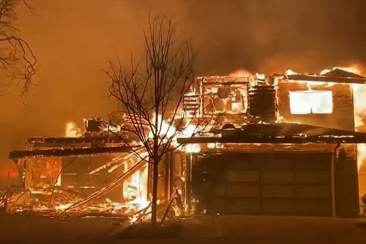 Vários astros de Hollywood também tiveram suas casas afetadas, como Paris Hilton, Mel Gibson e Adam Brody.