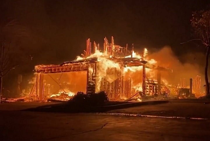 Mais de 31 mil pessoas foram evacuadas e outras 23 mil receberam alertas de evacuação. Segundo a empresa AccuWeather, o prejuízo pode chegar a US$ 250 bilhões (aproximadamente R$ 1,4 trilhão).