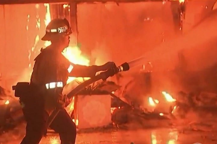 Um dos maiores agravantes foi a falta d'água em hidrantes, causada pela pressão reduzida nos sistemas urbanos, projetados apenas para incêndios localizados.