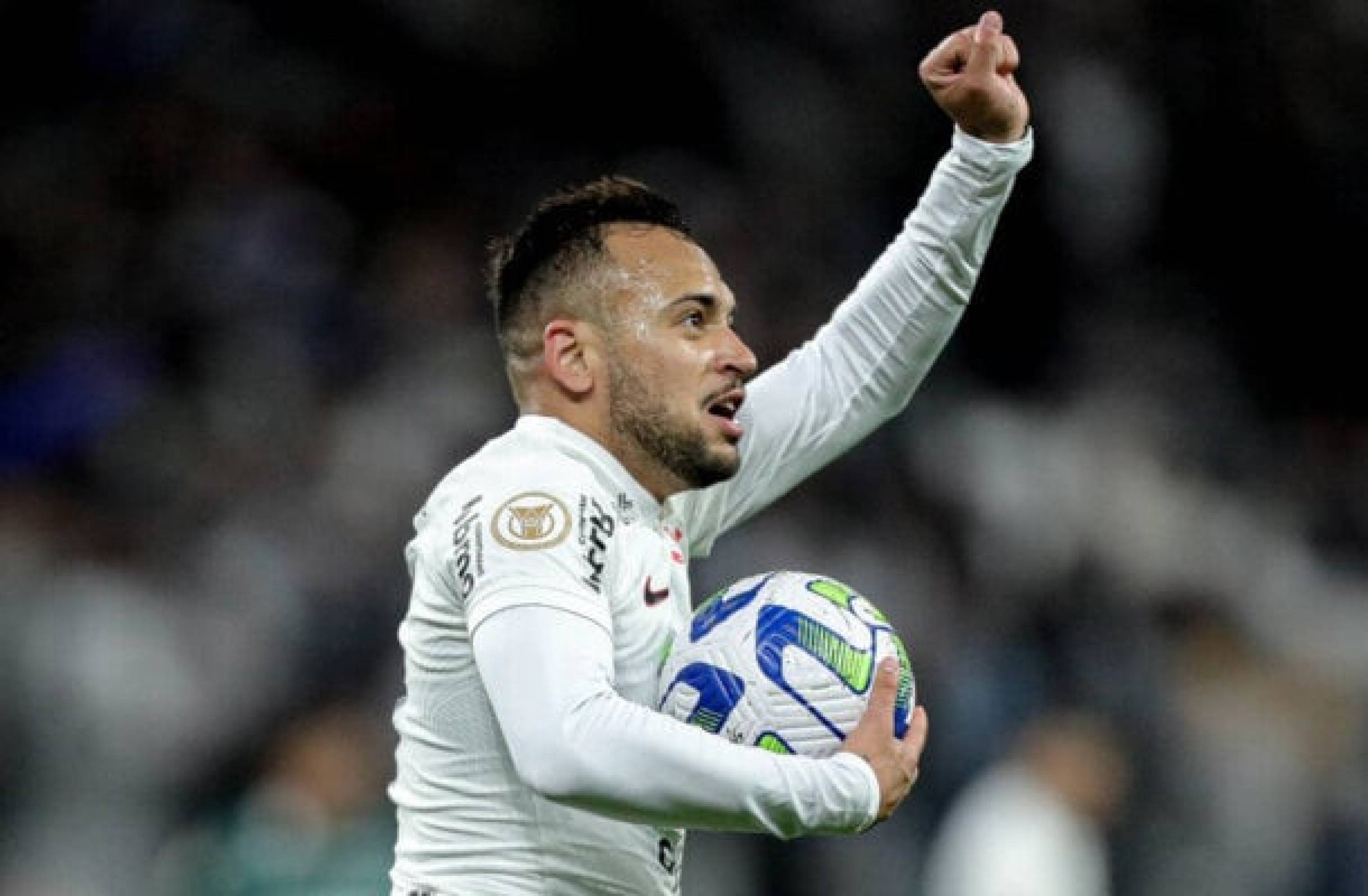 Maycon volta a atuar no Corinthians após 10 meses 
