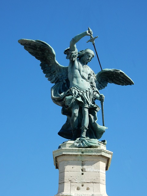 São Miguel é frequentemente representado como um anjo guerreiro, com armadura e espada, derrotando o diabo ou um dragão. Essas imagens simbolizam sua luta contra as forças do mal.