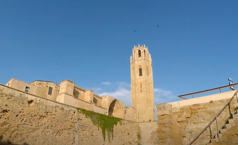 A provÃ­ncia de Lleida, por sua vez, Ã© um importante centro agrÃ­cola e Ã© muito famosa pela catedral de La Seu Vella, que se destaca na paisagem. A cidade combina histÃ³ria, cultura e uma cena gastronÃŽmica que encanta visitantes.