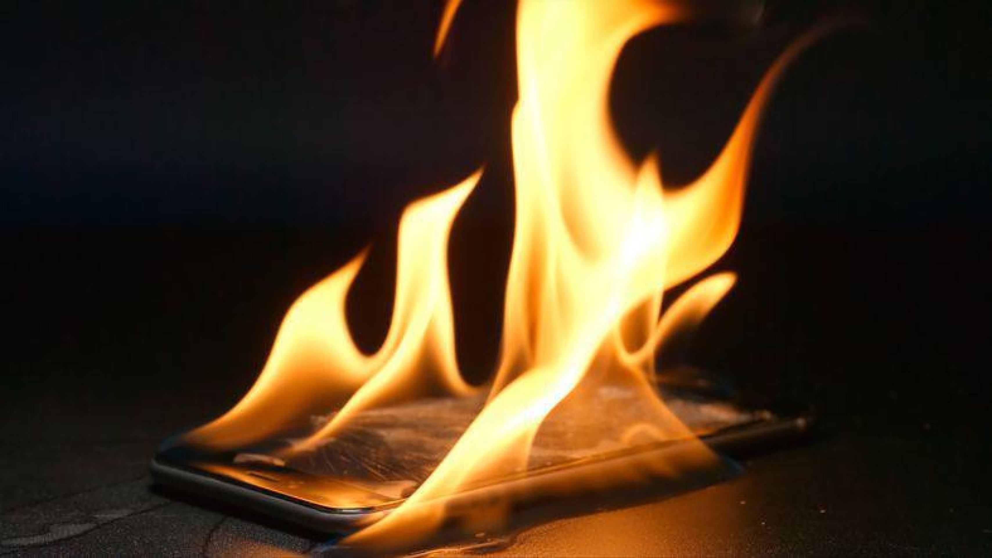 Celular explode no bolso de mulher: como aparelho pode pegar fogo e o que fazer para evitar