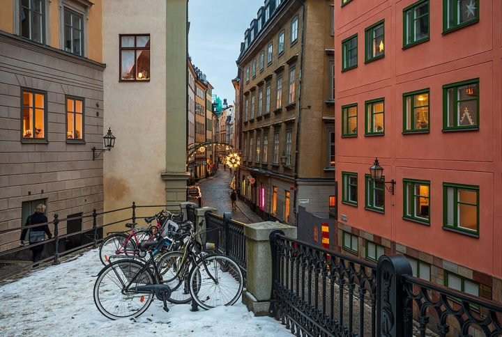 Um exemplo icônico é o Gamla Stan, onde ruas de paralelepípedos e edifícios coloridos do século 18 criam uma atmosfera medieval. 