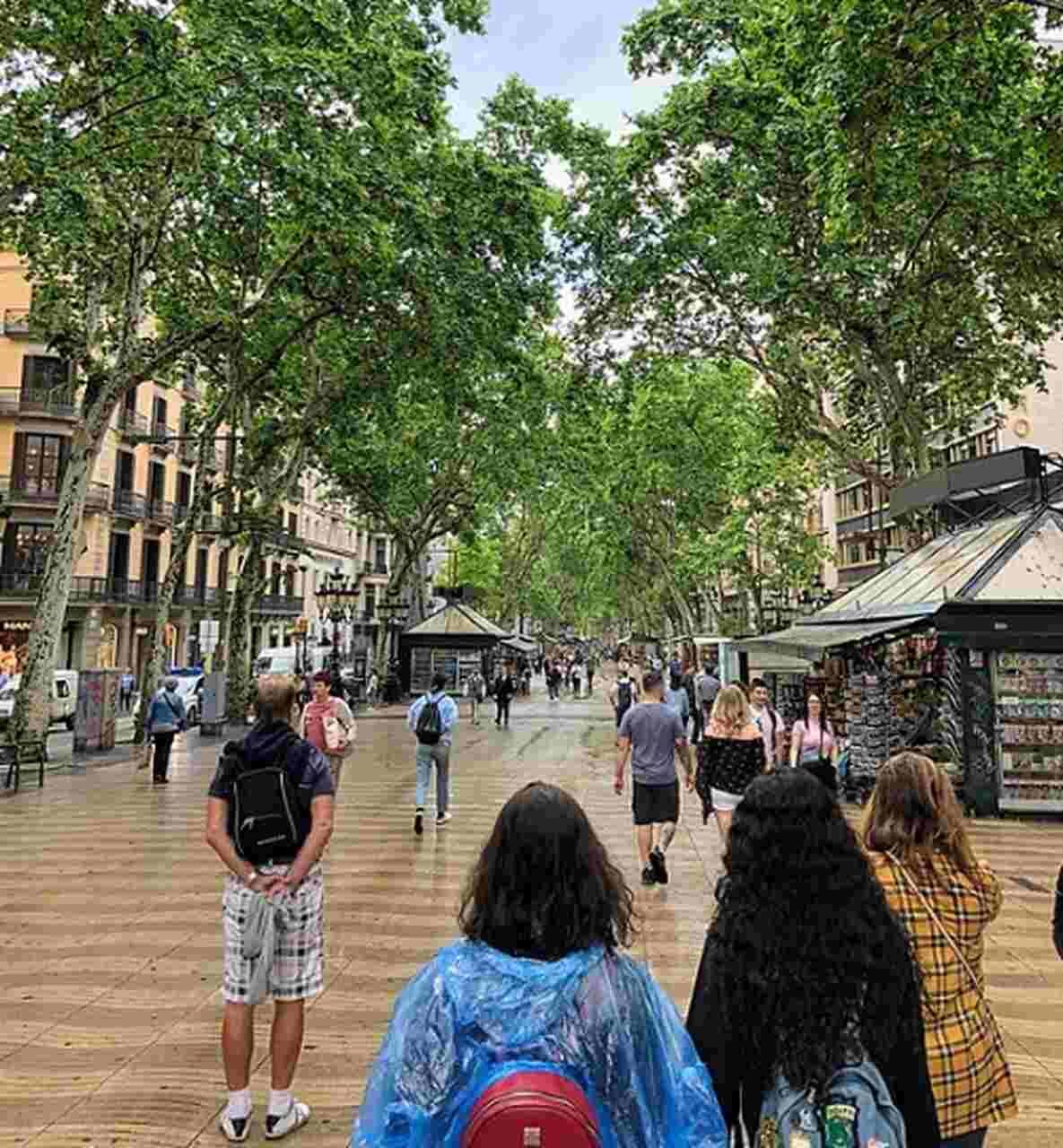 Suas ruas movimentadas, como Las Ramblas, são repletas de bares e restaurantes que servem 