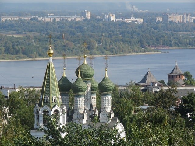 Com cruzeiros fluviais, o Rio Volga é um destino de turistas. No entanto, no inverno, ele costuma congelar completamente, e devido ao clima mais frio, sua parte norte congela um mês e meio antes do sul.
