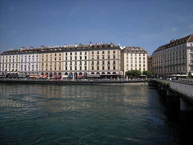 O Vale do Ródano é uma importante região produtora de vinho no sudeste da França. A bebida é uma das mais consumidas no mundo. Logo, é de extrema importância para exportação e importação.