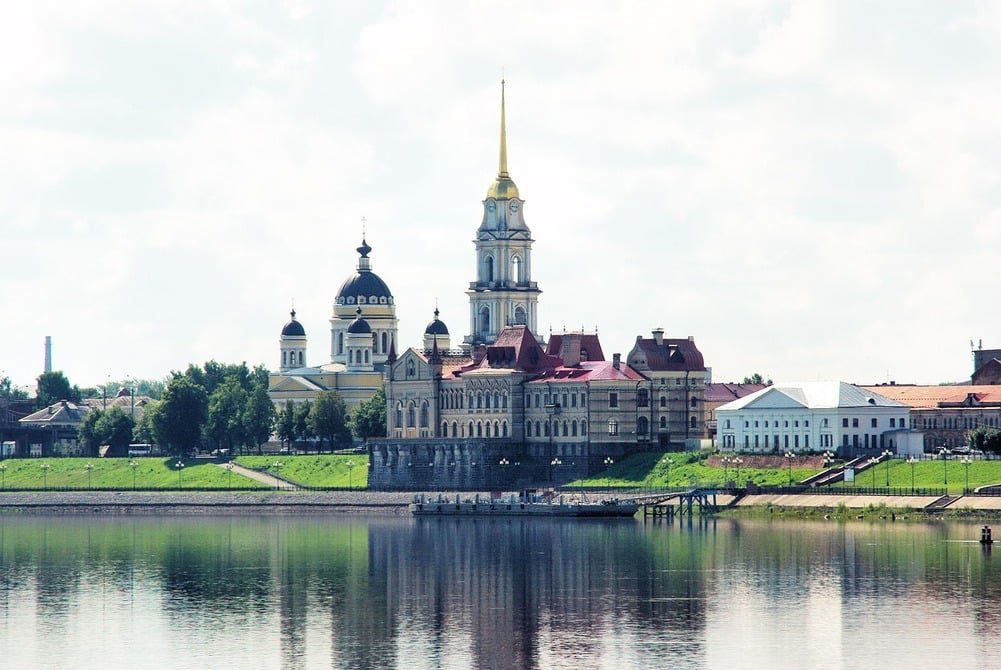 O Reno serve como principal caminho para importação e exportação de produtos para os países que o cercam. Um terço de toda a produção química do planeta é fabricado nas proximidades dele. Carregamentos de carvão, ferro, aço, madeira, petróleo e outras matérias-primas passam diariamente pelo rio.