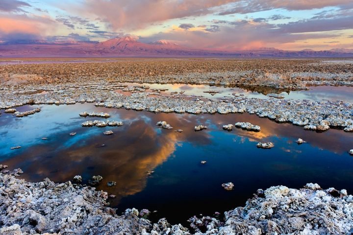 Há salares (como o Salar de Atacama), formações rochosas impressionantes, gêiseres (Gêiseres de El Tatio), e até áreas com pequenas lagunas.