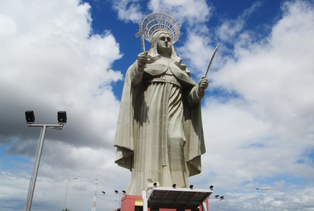 A estátua de São Miguel Arcanjo também baterá o recorde do monumento de Santa Rita de Cássia, no Rio Grande do Norte, com 56 metros, que, atualmente, é o maior símbolo católico do mundo.
