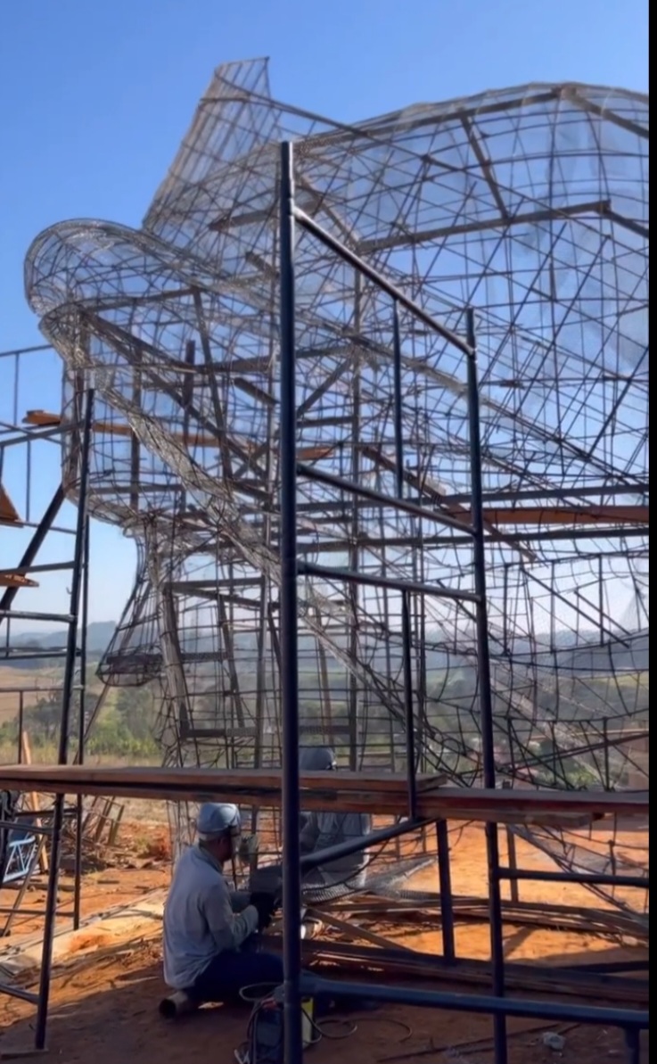 Além da grande estátua, que contará com um mirante no peito, o complexo religioso terá praça para missa campal com capacidade para 12 mil pessoas, praça de alimentação, museu, sala de milagres, igreja, lojas, prédios equipados com banheiros, cozinha, refeitório, capela e auditório.