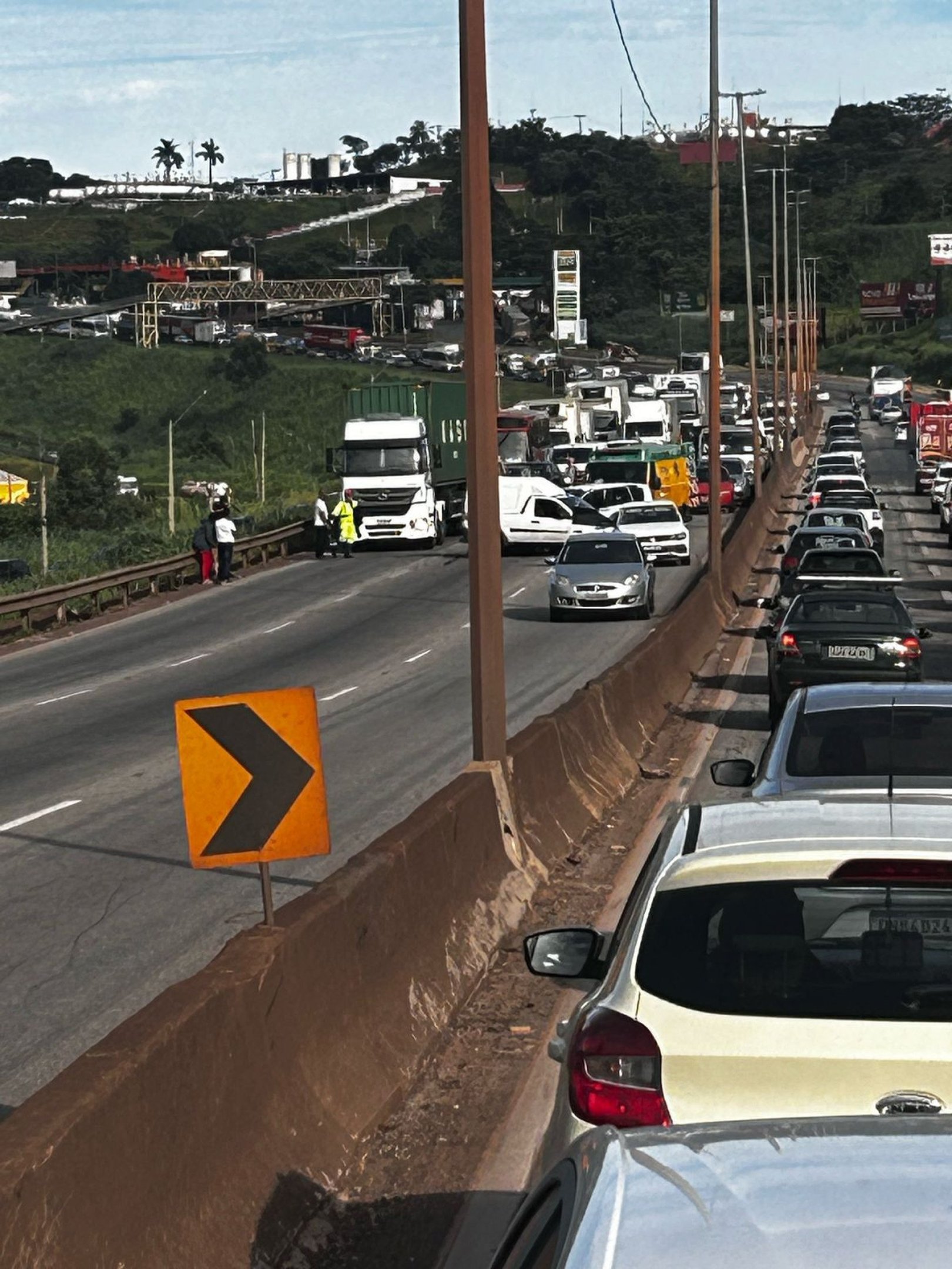Acidente na altura do km 484 na BR-381, em Betim (MG), causou gerou pelo menos 3km de congestionamento