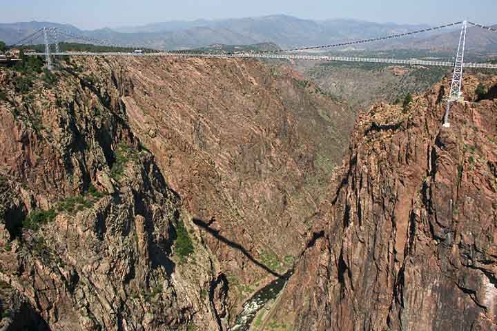 Royal Gorge Suspension Bridge, nos Estados Unidos: Possui 321 metros, sendo uma das mais altas pontes suspensas do mundo. Ele cruza o rio Arkansas, no Colorado, e oferece uma vista impressionante para a prática de bungee-jumping nos Estados Unidos. 