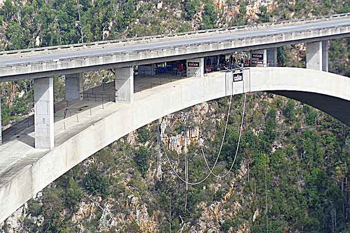 Bloukrans Bridge, África do Sul: Localizada próxima à cidade de Nature 's Valley, esta ponte tem 216 metros de altura, acima do rio Bloukrans. É um dos locais prediletos dos sul-africanos para passar férias na praia, com direito a muita aventura.