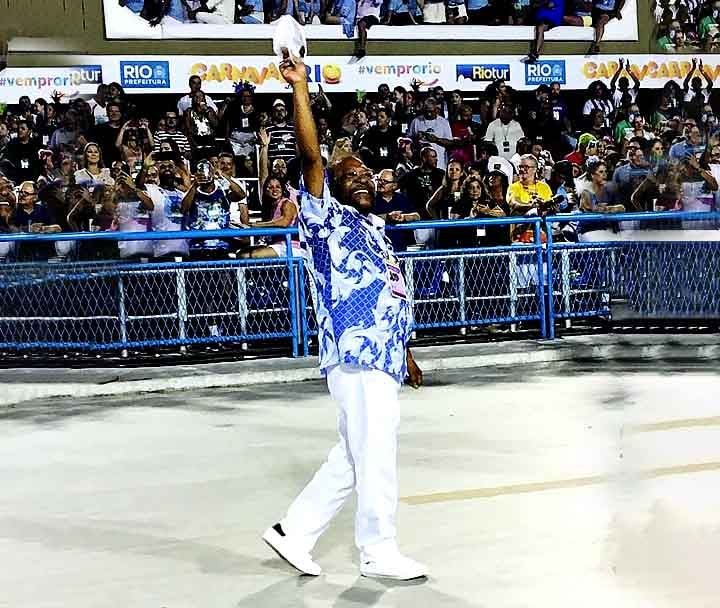 Martinho da Vila também é uma das personalidades mais ilustres do Carnaval carioca. Especialmente por sua ligação com a escola de samba Unidos de Vila Isabel, da qual é presidente de honra. O apelido “da Vila” surgiu justamente por sua relação com a agremiação.
