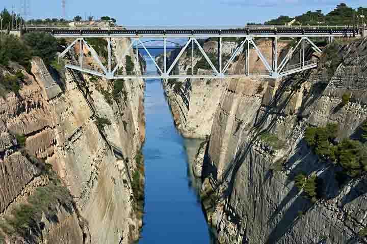 Canal de Corinto, Grécia: É um conector entre a Grécia continental e a península do Peloponeso. Por lá, tem uma ponte de 79 metros de altura em um canal estreito, construído no final do século XIX, com mais de 6 km de comprimento.