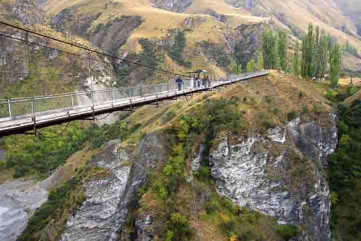 Pipeline Bungy, Nova Zelândia: O bungee-jump, conhecido no país como bungy, é uma das modalidades mais praticadas. Por lá, tem a ponte suspensa do Pipeline Bungy, a 102 metros do chão, na ilha sul da Nova-Zelândia, com o visual sobre as águas do rio Shotover.