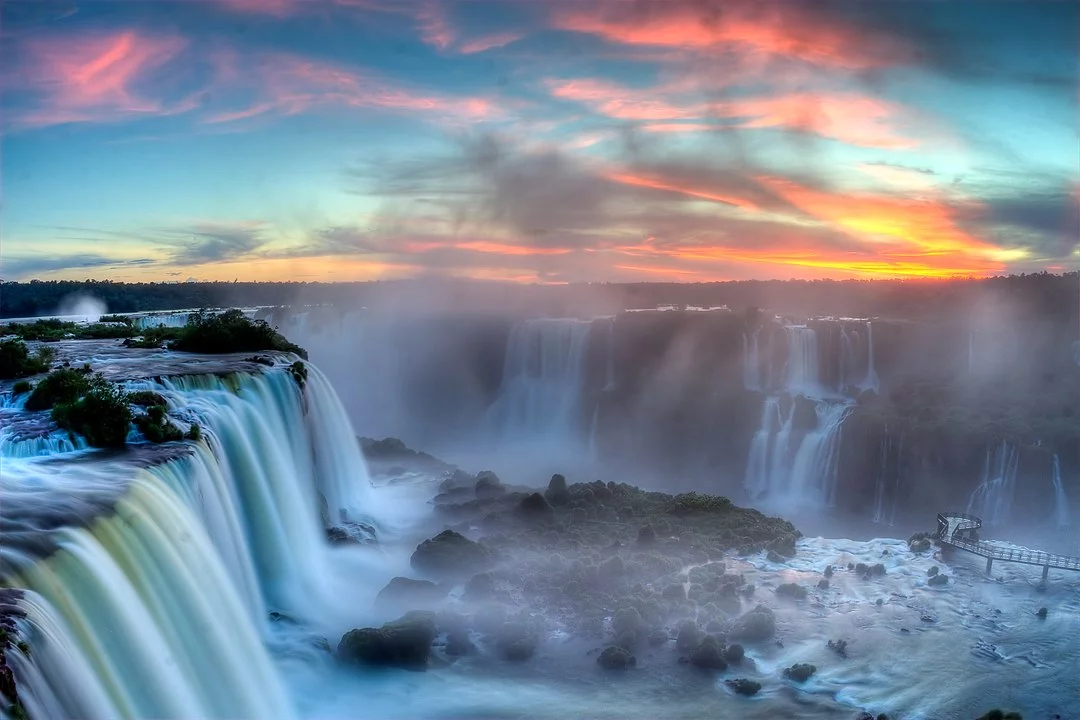 Essa delimitação, que foi formalizada por tratado em 1898 e ajustada ao longo do tempo, abrange importantes marcos naturais, como as Cataratas do Iguaçu e os rios Iguaçu, Santo Antônio, Peperi Guassu e Uruguai.- SF Bri wikimedia commons 