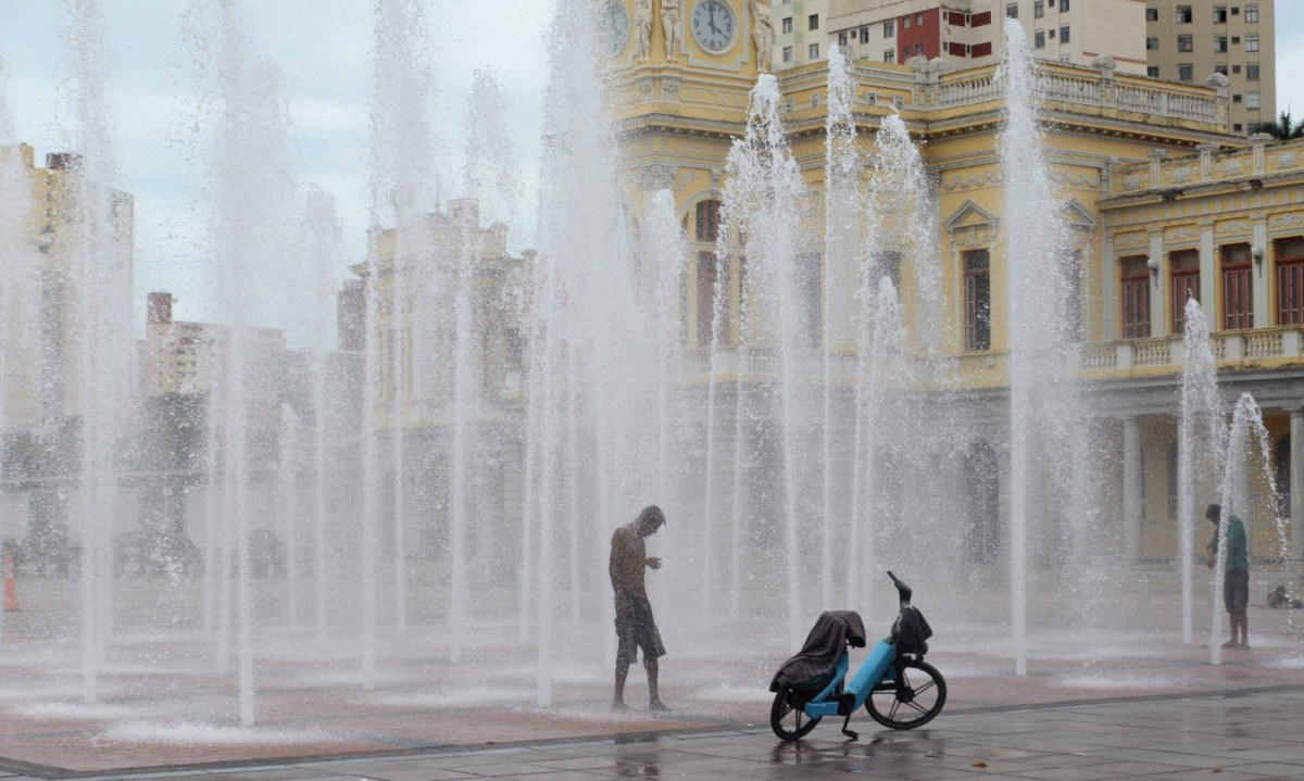 Jovem se refresca em fonte na Pra&ccedil;a da Esta&ccedil;&atilde;o, na Regi&atilde;o Central de Belo Horizonte -  (crédito: T&uacute;lio Santos/EM/D.A Press)
