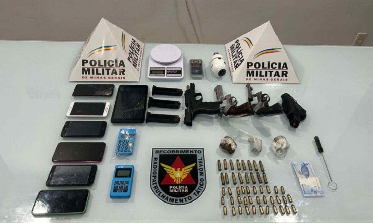 Material apreendido na casa onde homem tentou se esconder -  (crédito: PMMG)