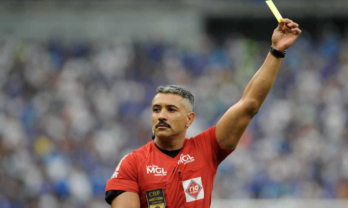 A arbitragem de Felipe Fernandes de Lima no clássico entre Cruzeiro e Atlético no último domingo é questionada pela diretoria celeste -  (crédito: Alexandre Guzanshe/EM/D.A Press)