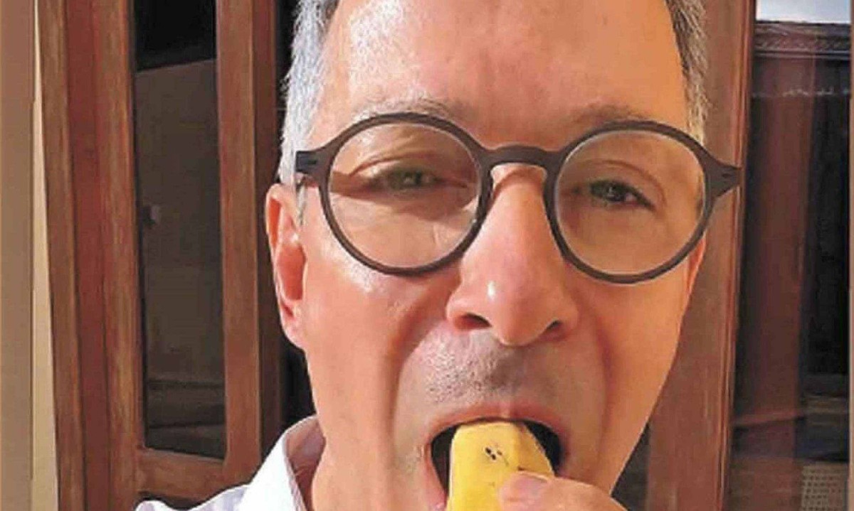 Zema postou vídeo comendo banana com casca para ironizar Lula - (crédito: REDES SOCIAIS/REPRODUÇÃO) Zema postou vídeo comendo banana com casca para ironizar Lula - (crédito: REDES SOCIAIS/REPRODUÇÃO)