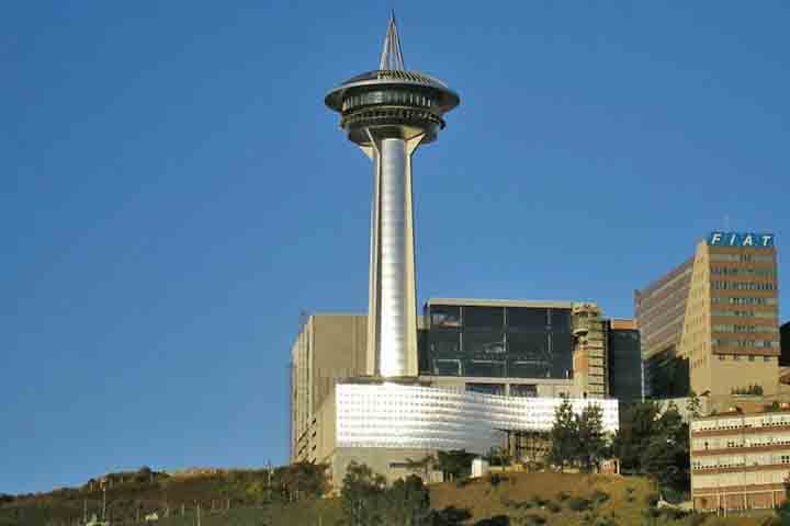 Torre Alta Vila, Brasil: Situada em Nova Vila, na periferia de Belo Horizonte, ela faz parte de um centro comercial com restaurantes, lojas e diferentes entretenimentos. Existe por lá um bungee-jumping, com 71 metros de altura.