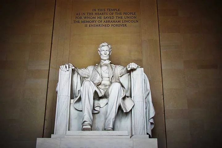 Nos Estados Unidos, o Lincoln Memorial, inaugurado em 1922 em Washington, é revestido de mármore, homenageando o ex-presidente Abraham Lincoln
