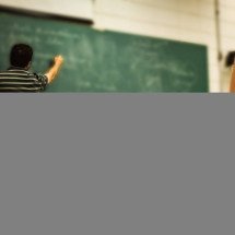 Professora da FAEP explica como se adaptar à proibição de celulares nas escolas - DINO