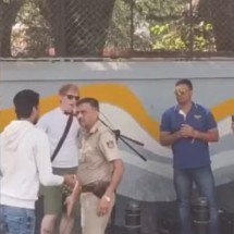 Ed Sheeran é barrado pela polícia durante show na Índia - Reprodução rede social X