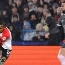 Ex-atacante do Coritiba coloca Feyenoord em vantagem sobre o Milan na Liga dos Campeões - No Ataque Internacional