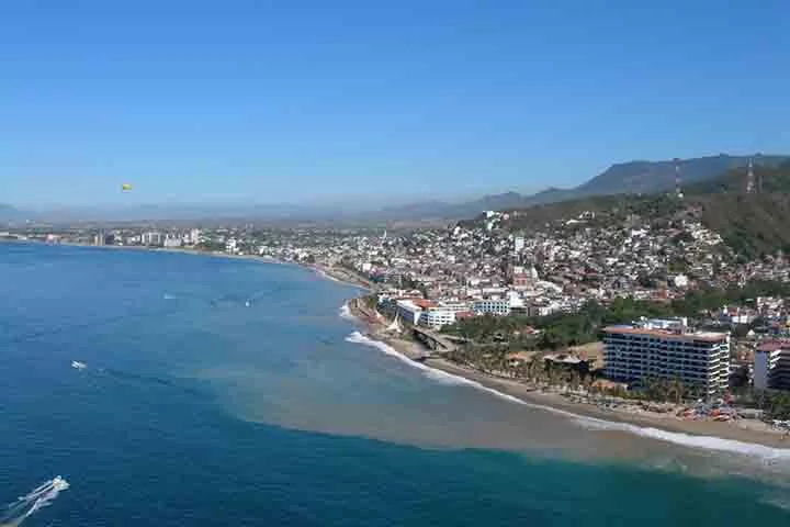 Puerto Vallarta, México: É um dos destinos turísticos mais populares do país e está situado no litoral Pacífico. O bungee-jumping da baía de Banderas mergulha de uma plataforma situada sobre uma falésia com 37 metros de altura, frente às belas águas esverdeadas.