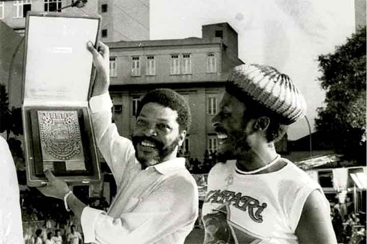 Em 1984, Martinho da Vila recebeu o estandarte de ouro, organizado pelo jornal â??O Globoâ?, de melhor samba-enredo por â??Pra Tudo Se Acabar na Quarta-Feiraâ?. Quem entregou a placa ao compositor foi Jimmy Cliff, jamaicano que Ã© um Ã­cones do reggae. Ele estava no Brasil para shows. 
