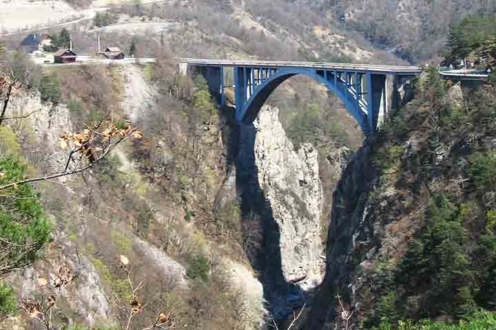 Ponte de Ponsonass, França: A antiga ponte suspensa foi destruída e em seu lugar foi instalada uma moderna ponte de concreto, que permite mais segurança na hora de pular a 103 metros do chão.