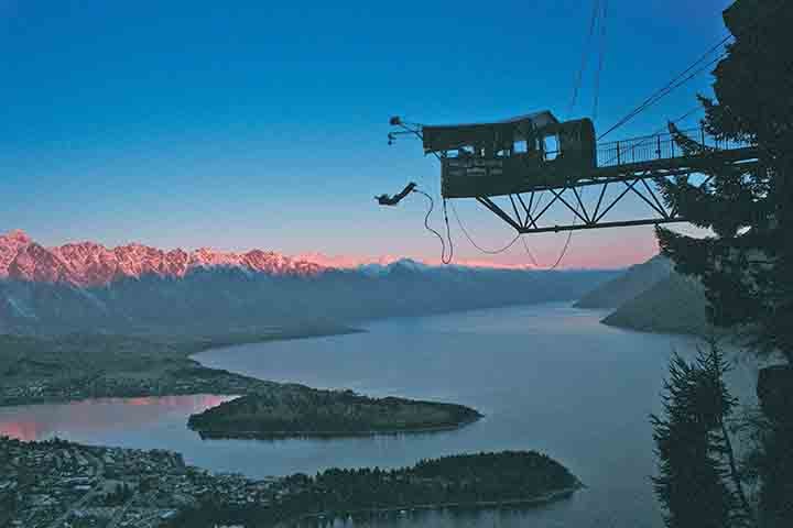 Ledge Urban Bungee, Nova Zelândia: A cidade de Queenstown oferece aventuras selvagens e belezas naturais. Possui uma plataforma instalada a 47 metros de altura, perto da beleza de Queenstown e suas redondezas.