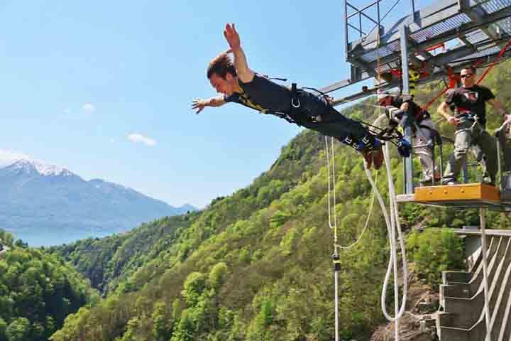 The Last Resort, Nepal: A trÃªs horas da capital, no hotel, Ã© possÃ­vel saltar de bungee-jumping na ponte suspensa mais alta do paÃ­s, sobre o rio Bhote Kosi e um dos cÃ¢nions mais assustadores da regiÃ£o.