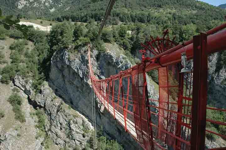 Niouc, Suíça: Este bungee-jumping possui 190 metros de altura, é um dos mais altos da Europa. Situado no sul da Suíça, acontece desde uma das mais belas pontes do país.