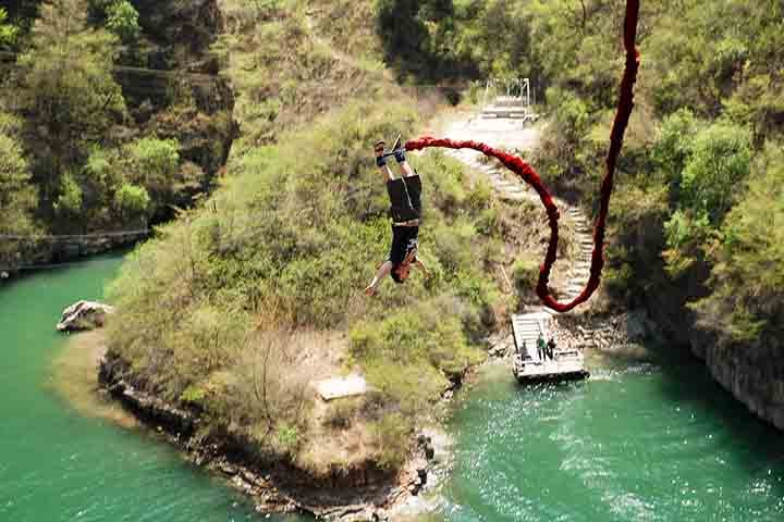 Cânion de Longqing, China: Com suas montanhas esverdeadas, suas cavernas e seus rios e lagos, fica situado a 90 km de Pequim. Para os amantes de adrenalina, um bungee-jumping de cerca de 50 metros de altura foi instalado.