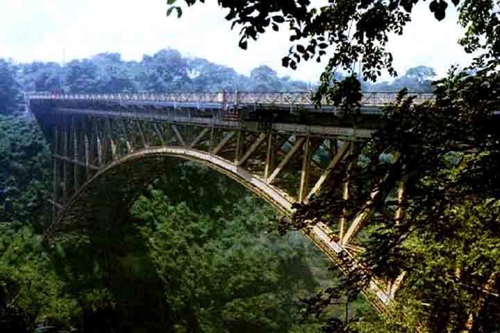 Ponte das Quedas Victória, Zimbábue e Zâmbia: Situada sobre o rio Zambezi, que conecta o Zimbábue com a Zâmbia, esta ponte é um lugar inesquecível para qualquer praticante de bungee-jumping. Fica a mais de 110 metros do chão, sentindo a água proveniente delas em seus rostos.