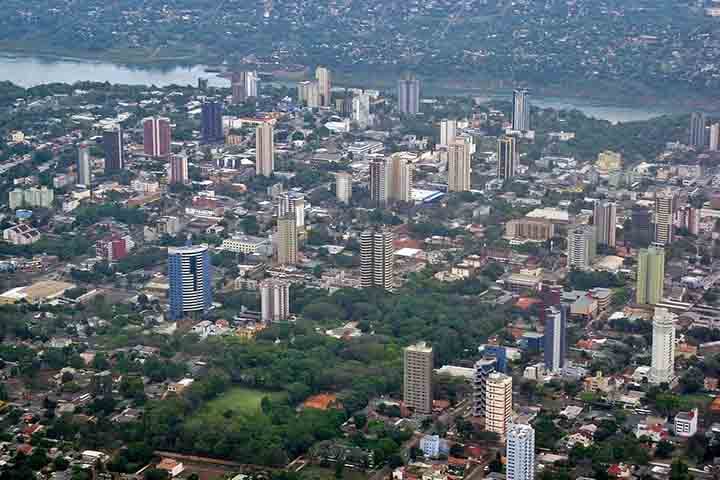 As cidades que se encontram ao longo dessa fronteira, como Foz do Iguaçu, no Paraná, e São Borja, no Rio Grande do Sul, têm um papel importante nesse intercâmbio, servindo como pontos de convergência cultural e política.- enioprado/Wikimédia Commons