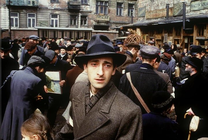 Com uma atuação comovente de um pianista judeu que sobrevive ao Holocausto durante a Segunda Guerra Mundial, Brody se tornou o ator mais jovem a ganhar o Oscar de Melhor Ator, aos 29 anos.