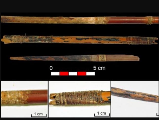 As flechas, fabricadas com madeira de oliveira, junco e salgueiro, tinham pontas pesadas e eram revestidas com piche de casca de bétula, obtido por tratamento térmico, o que aumentava sua durabilidade e eficiência balística.