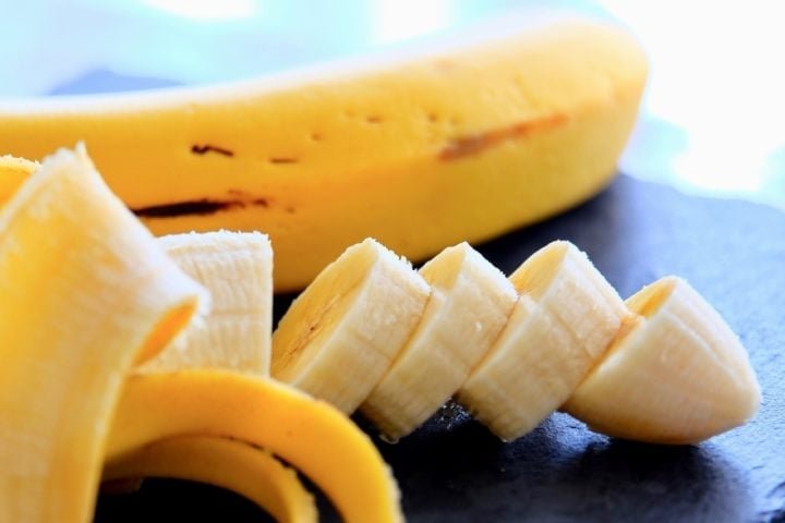 Dos alimentos mais conhecidos que envolvem esse nutriente está a banana, que tem grandes quantidades e ajuda na regulagem dos fluidos do corpo.