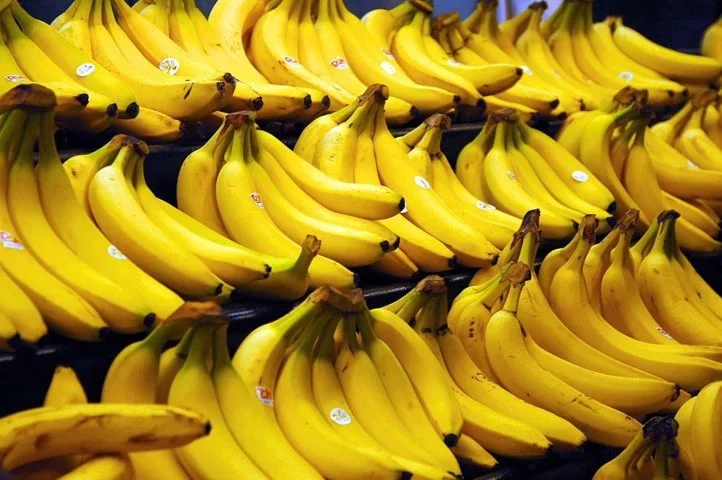 Uma única banana pesa cerca de 85 gramas, assim como 100 gramas deste alimento têm 358 mg de potássio. Nesse sentido, a recomendação da Organização Mundial de Saúde é que a ingestão diária de potássio seja de 4,7 gramas para um adulto.