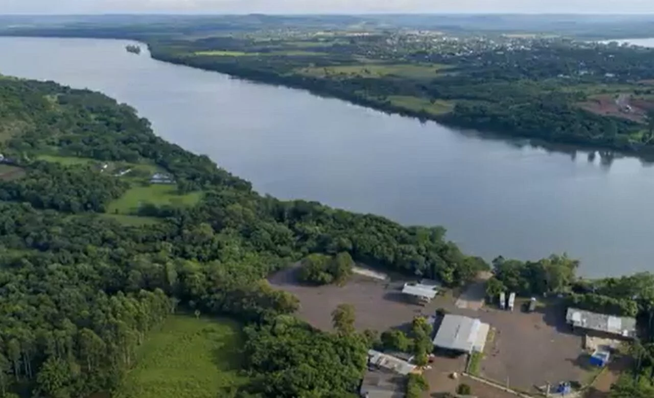 A cidade de Porto Xavier, também no Rio Grande do Sul, serve como um ponto de passagem entre o Brasil e a Argentina por meio de balsas que cruzam o Rio Uruguai, facilitando o fluxo de pessoas e mercadorias entre os dois países.-Youtube/Gerson Sobreira - TerraStock
