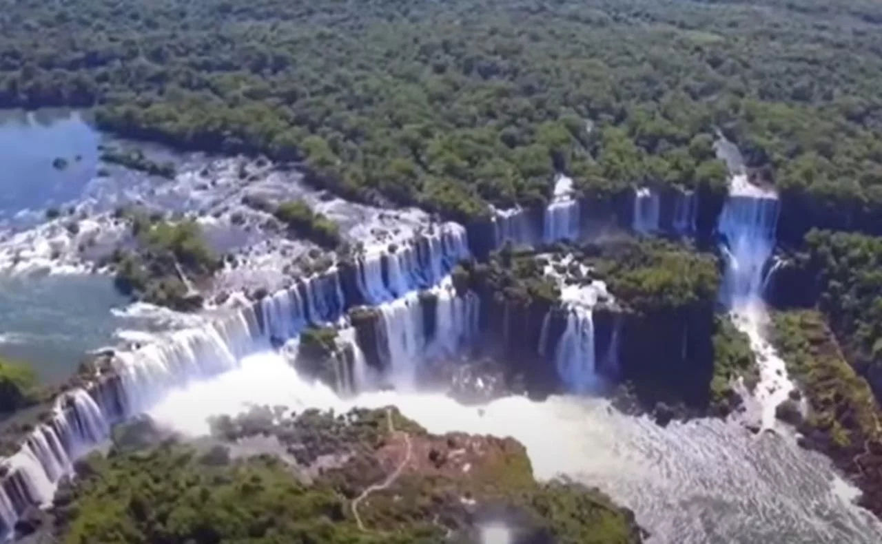 Foz do Iguaçu, além de ser um ponto de convergência entre diferentes culturas, também é um polo de intercâmbio comercial e econômico, recebendo turistas de todo o mundo, muitos deles vindos diretamente da Argentina.-Youtube/ 
Pilota Nômade