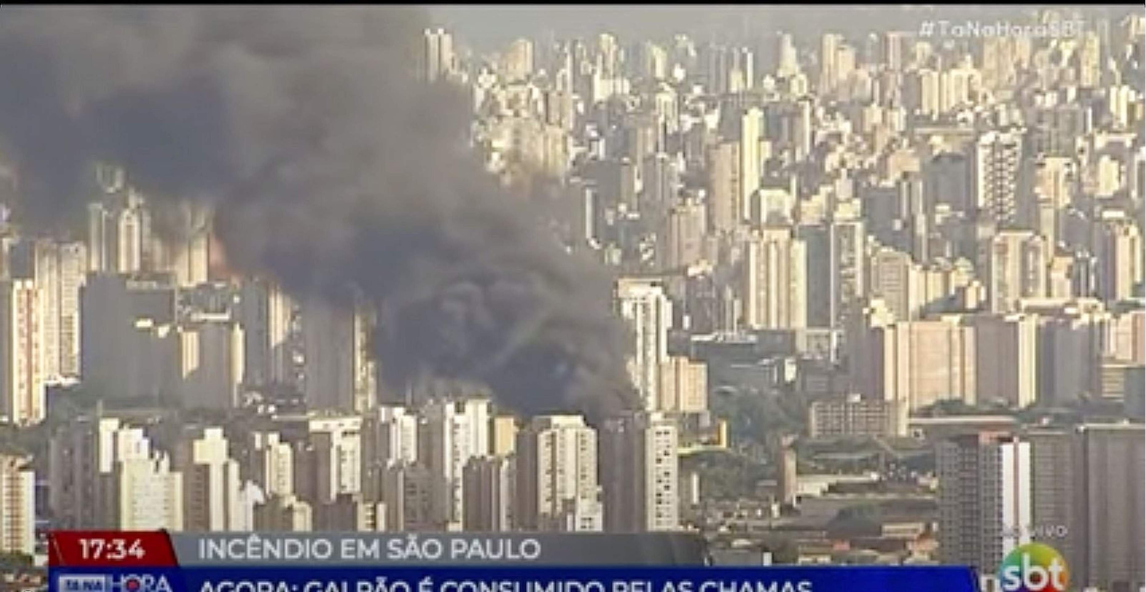 Incêndio de grandes proporções atinge galpão na Zona Norte de São Paulo