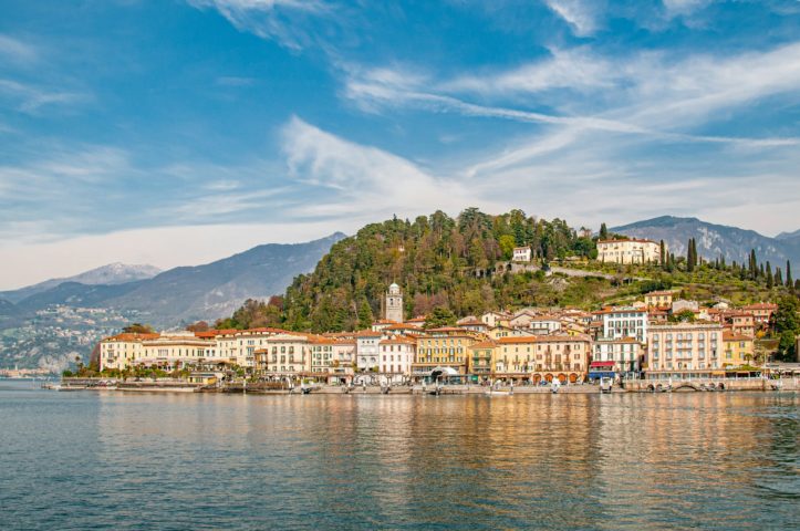 Cidades e vilarejos encantadores pontuam as margens do lago, como Bellagio, Varenna, Tremezzo e Menaggio, cada um com seu charme particular